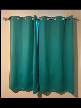 Deconovo 100% Blackout Curtains– Used In Great Condition. Set Of 2 Curtains.